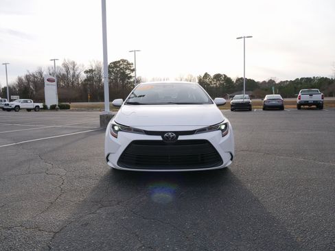 Used 2023 Toyota Corolla LE image 9