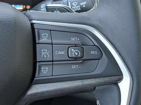 Used 2023 Jeep Grand Cherokee Limited w/ Black Appearance Package AWD/4WD image 17
