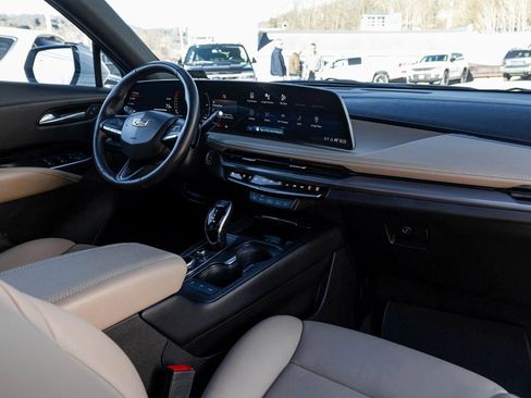 Used 2024 Cadillac XT4 Luxury w/ Trailering Package image 32