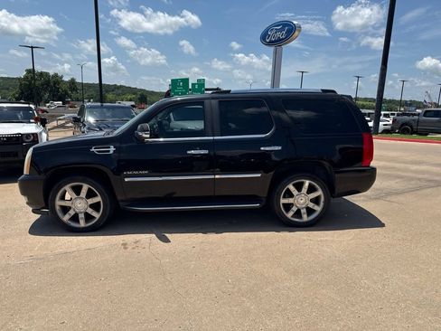 Used 2010 Cadillac Escalade AWD image 7