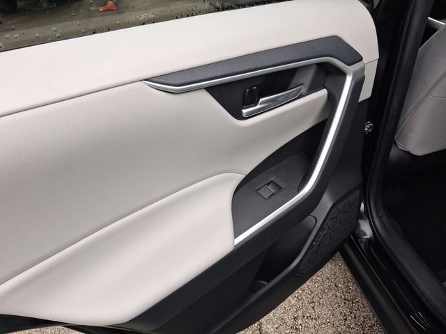 Used 2023 Toyota RAV4 XLE w/ Convenience Package FWD image 7