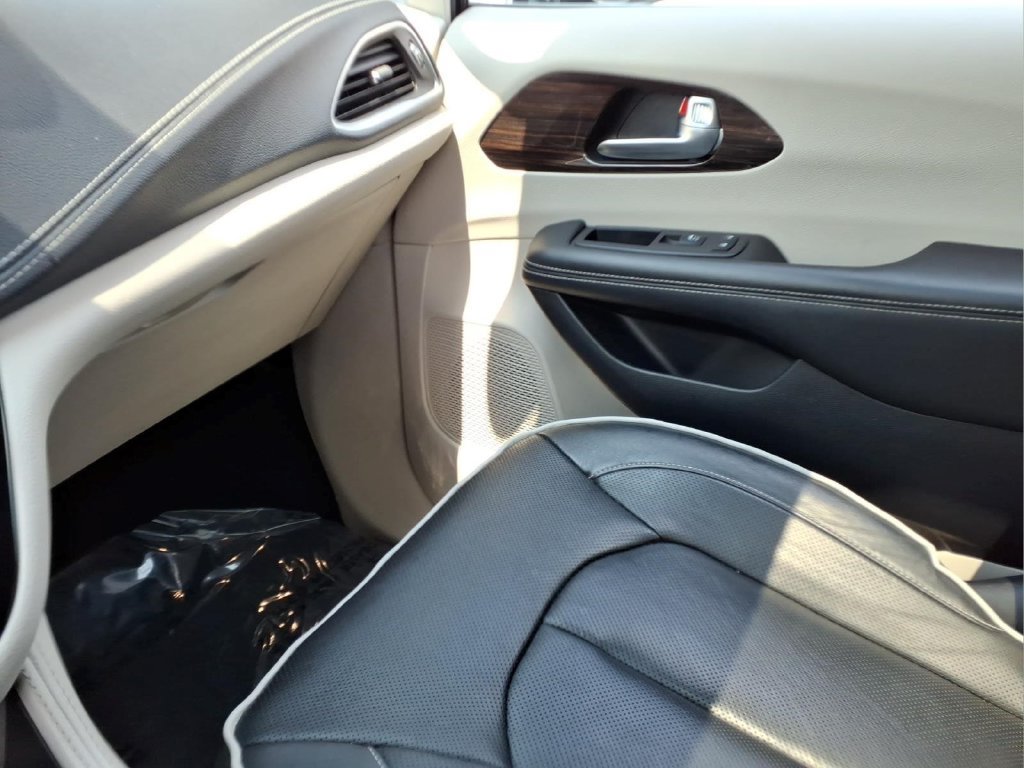 Used 2023 Chrysler Pacifica Limited FWD image 23