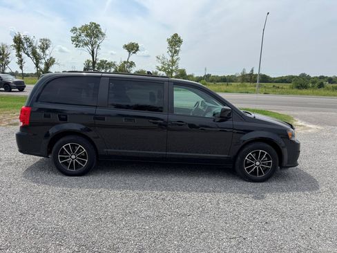 Used 2019 Dodge Grand Caravan SE FWD image 2