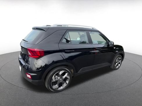 Used 2025 Hyundai Venue SEL image 15