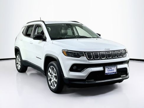 Used 2022 Jeep Compass Latitude image 3