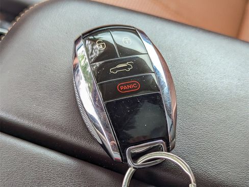 Used 2019 Bentley Bentayga image 24