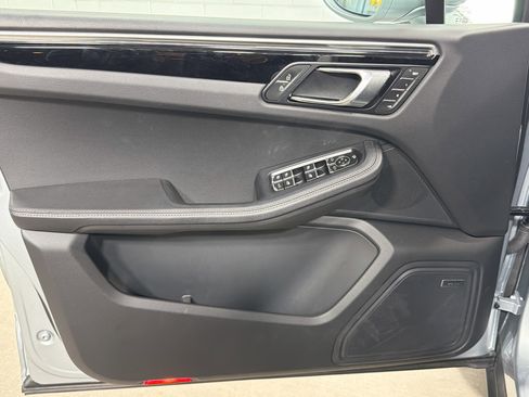 Used 2025 Porsche Macan image 23