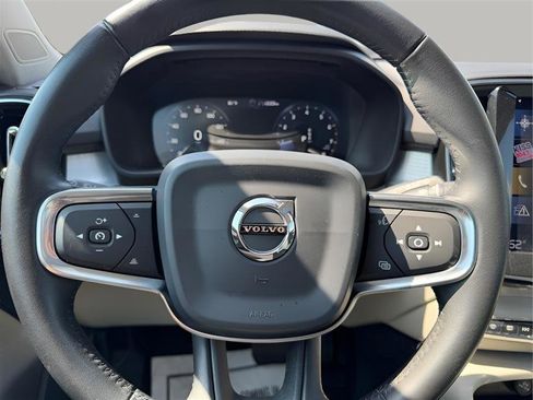 Used 2019 Volvo XC40 T5 Momentum image 46