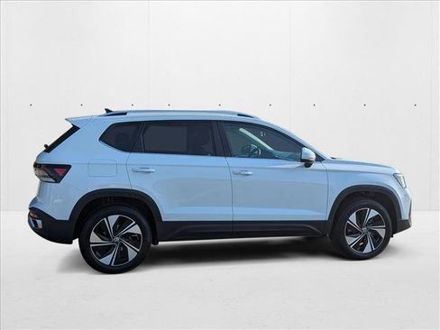 New 2025 Volkswagen Taos SE image 4
