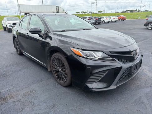 Used 2020 Toyota Camry SE FWD image 2