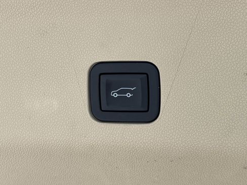 Used 2024 Cadillac Escalade Premium Luxury AWD/4WD image 32