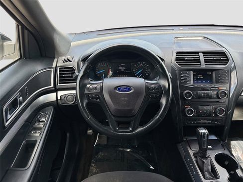 Used 2017 Ford Explorer XLT image 19