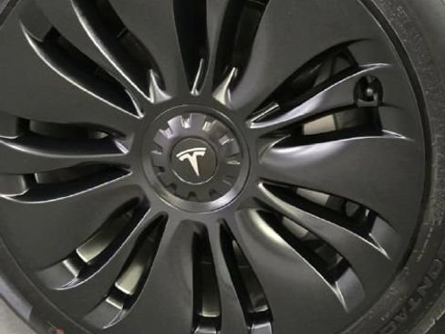 Used 2023 Tesla Model Y AWD image 14