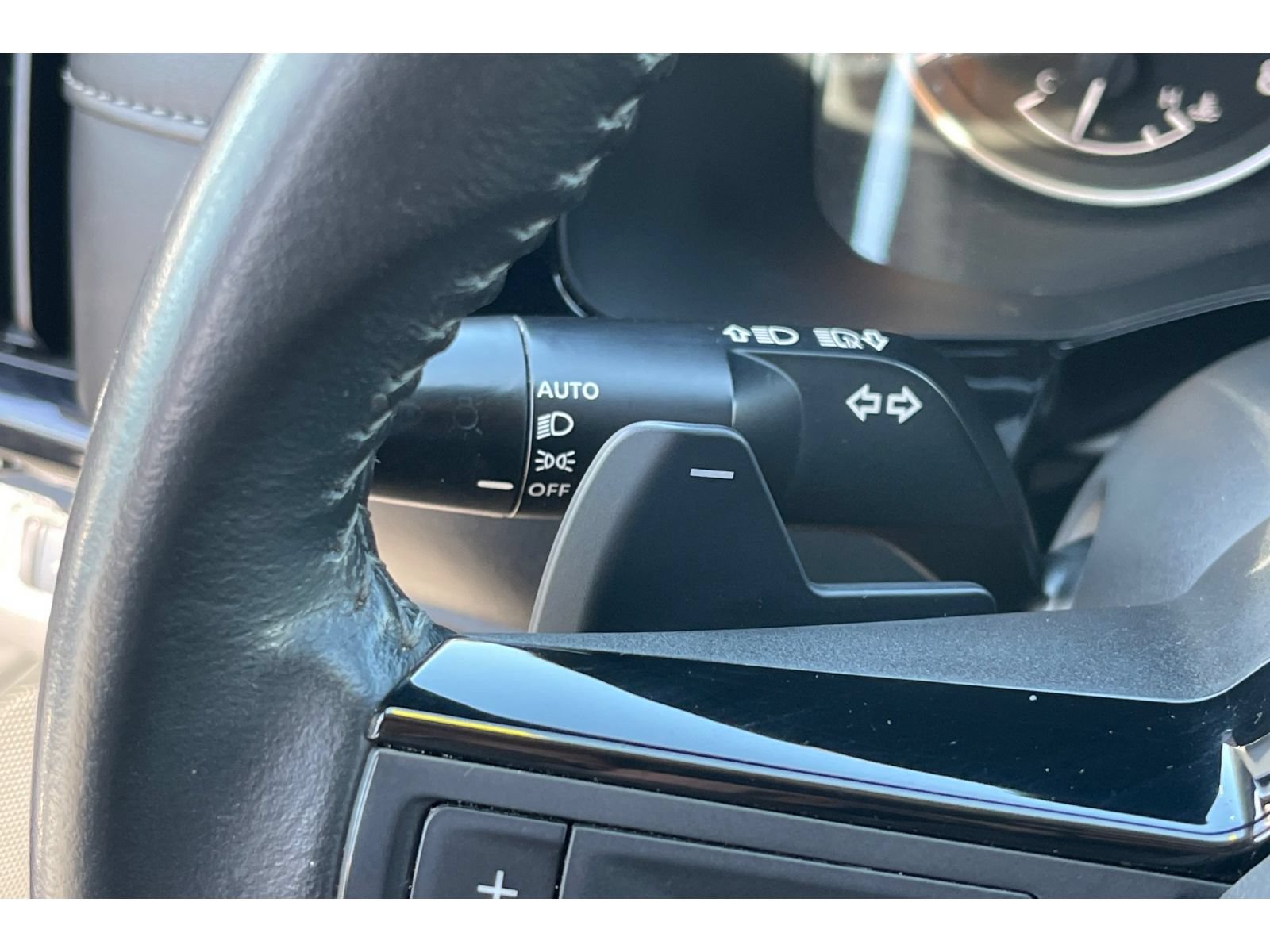 Used 2022 Nissan Pathfinder SV FWD image 37