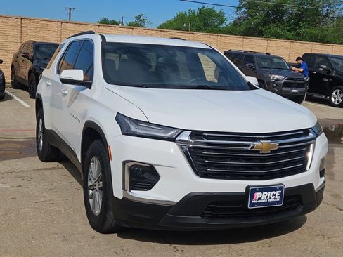 Used 2023 Chevrolet Traverse LT image 3