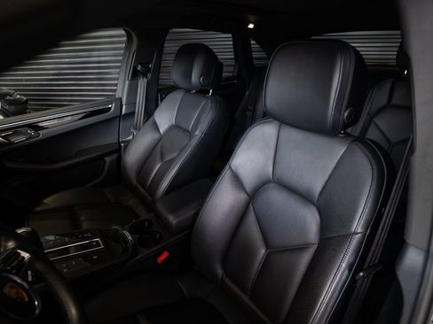 Certified 2024 Porsche Macan AWD/4WD image 5