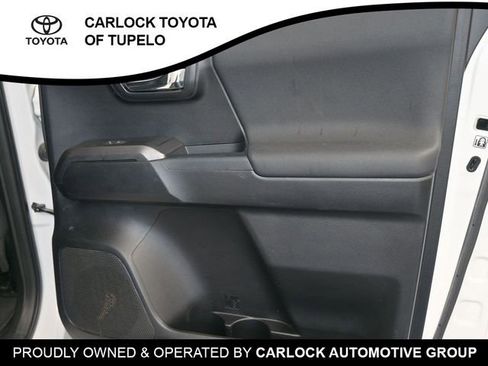 Used 2018 Toyota Tacoma TRD Off-Road AWD/4WD image 32