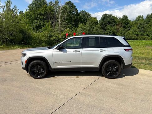 Used 2024 Jeep Grand Cherokee Altitude AWD/4WD image 6