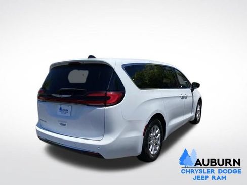Used 2024 Chrysler Pacifica Touring-L FWD image 7