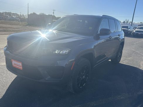 Used 2024 Jeep Grand Cherokee Altitude image 12