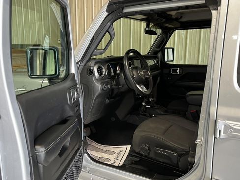 Used 2023 Jeep Gladiator Overland image 11