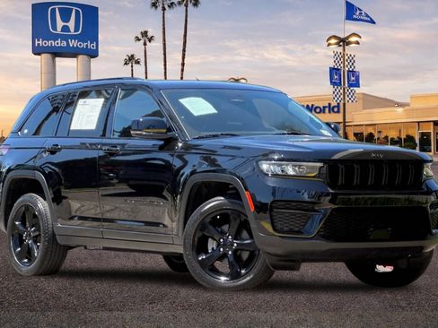 Used 2023 Jeep Grand Cherokee Altitude AWD/4WD image 2
