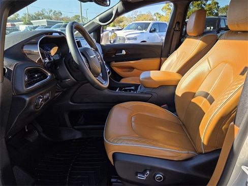 Used 2021 Chrysler Pacifica Pinnacle image 16