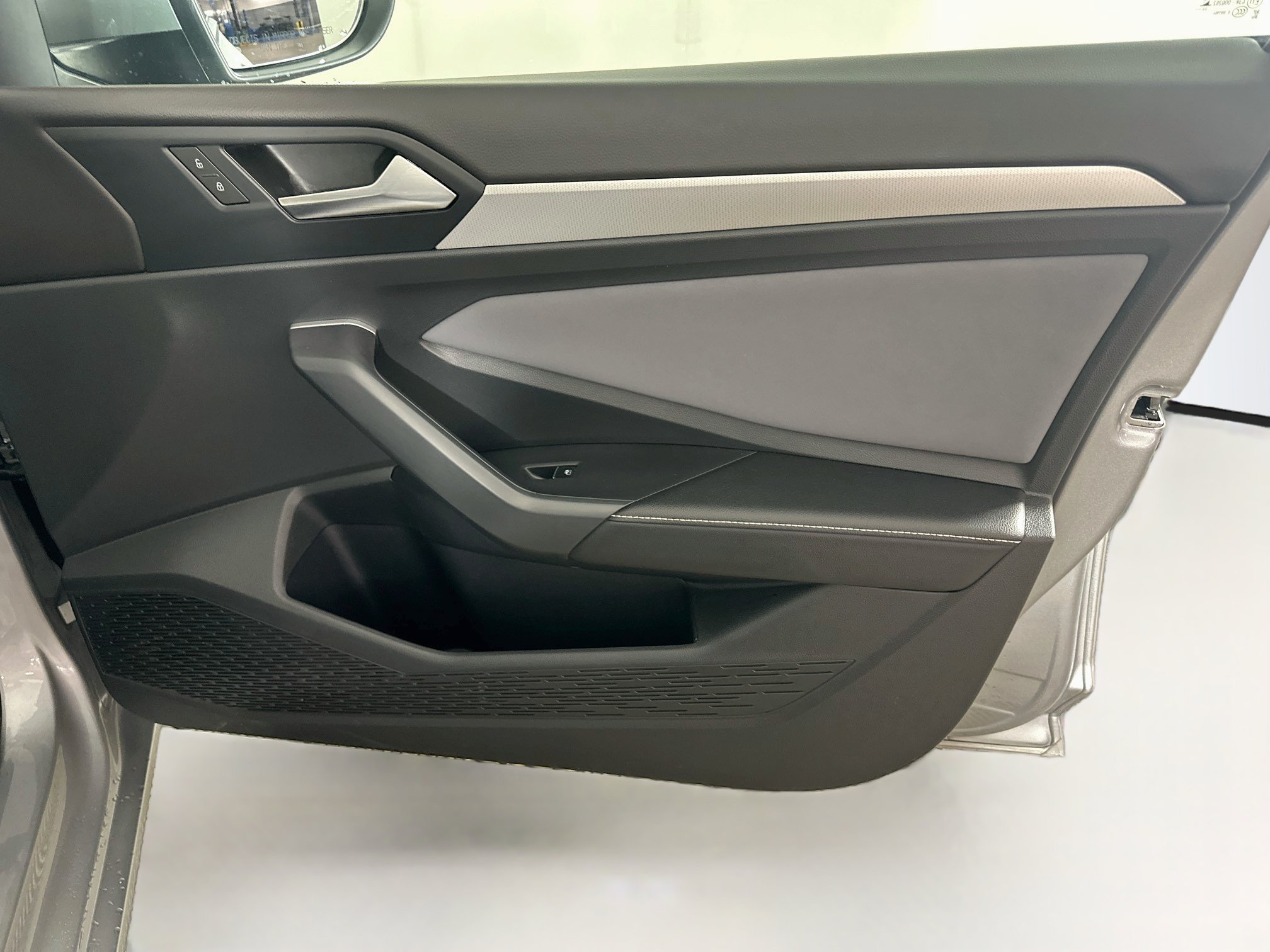 Used 2025 Volkswagen Jetta SE FWD image 30
