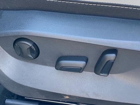 Used 2025 Volkswagen Taos SE image 10