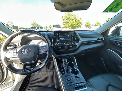 Used 2021 Toyota Highlander XLE AWD/4WD image 23