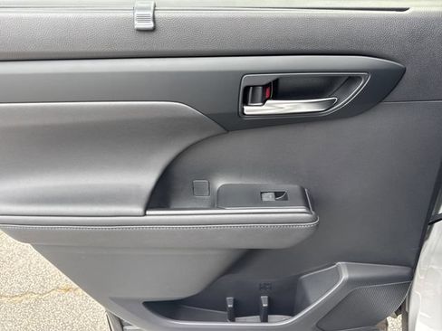 Used 2020 Toyota Highlander XLE FWD image 21