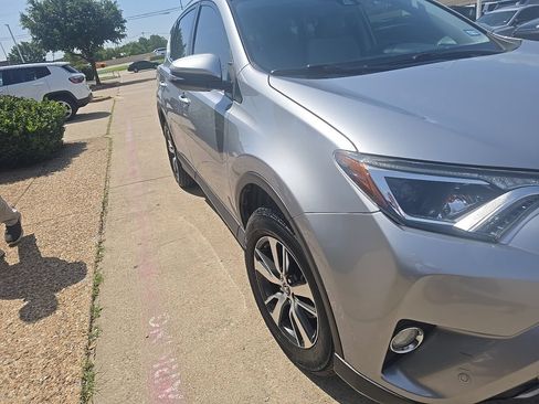 Used 2018 Toyota RAV4 XLE FWD image 2