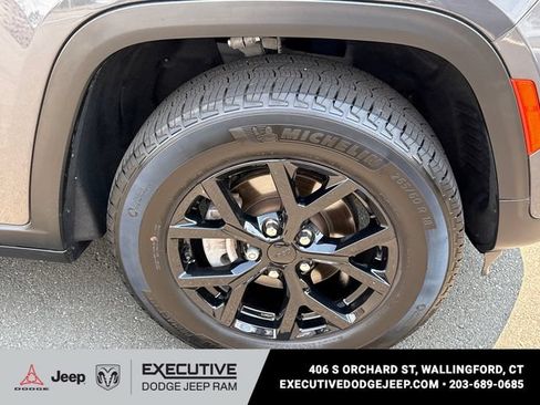 Used 2024 Jeep Grand Cherokee Altitude AWD/4WD image 7