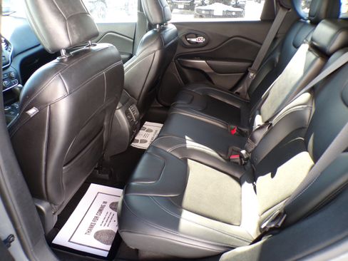 Used 2019 Jeep Cherokee Latitude Plus w/ Comfort/Convenience Group image 12