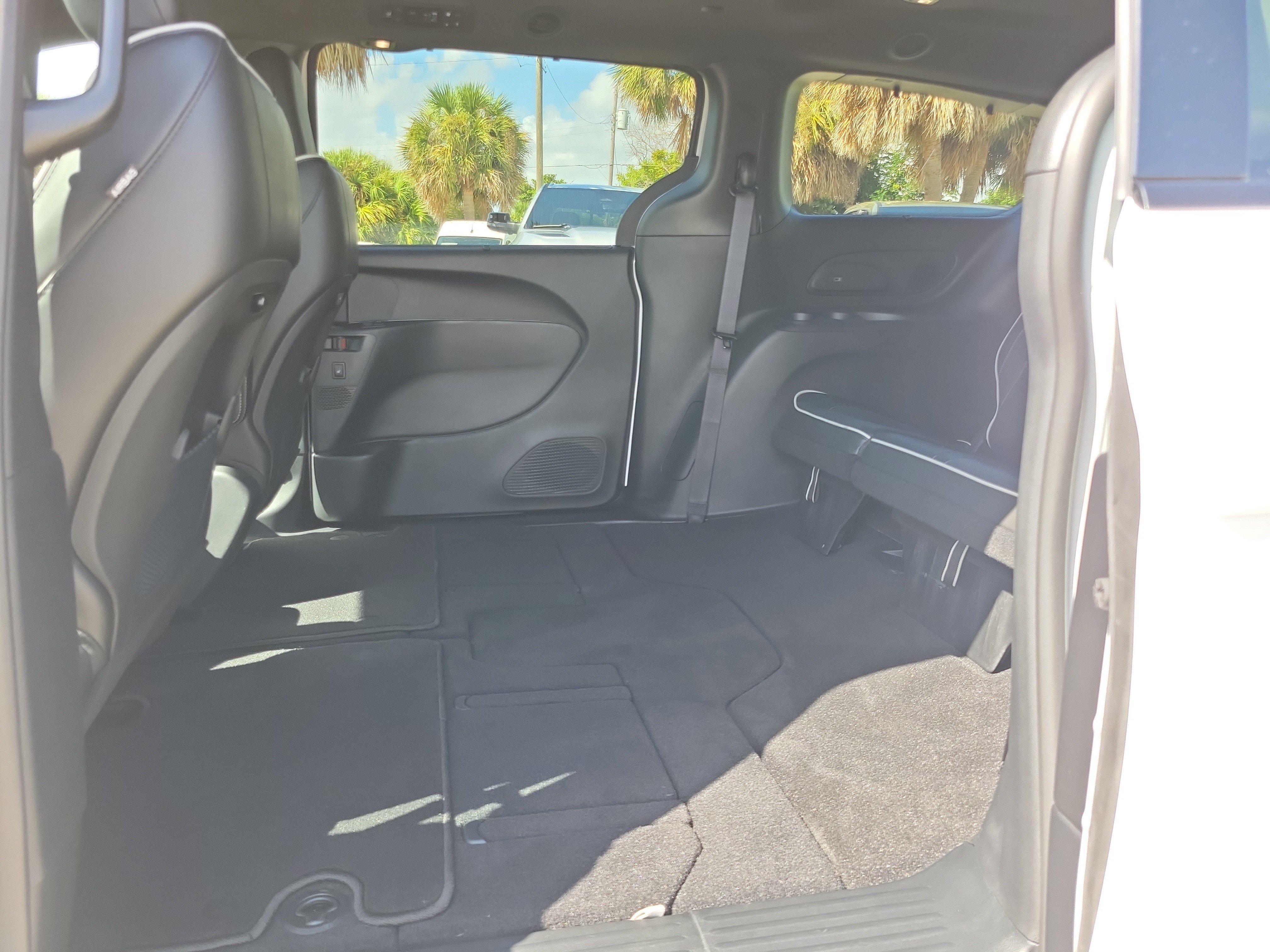 Used 2025 Chrysler Pacifica Limited FWD image 8