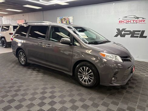 Used 2019 Toyota Sienna XLE w/ XLE Navigation Package FWD image 3