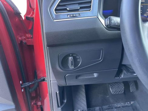 Used 2022 Volkswagen Tiguan SE image 33