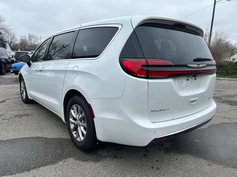 Used 2026 Chrysler Pacifica Limited image 7