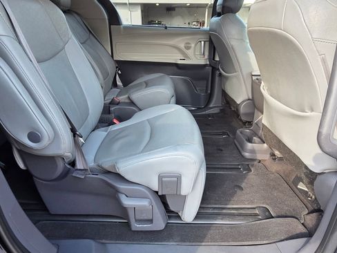 Used 2021 Toyota Sienna Limited image 17