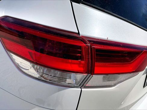 Used 2019 Toyota Highlander XLE w/ Carpet Mat Package (TMS) AWD/4WD image 28