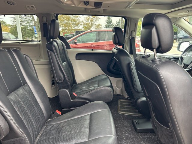 Used 2016 Chrysler Town & Country Touring-L FWD image 6