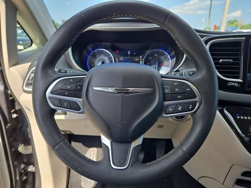 Used 2023 Chrysler Pacifica Touring-L FWD image 22
