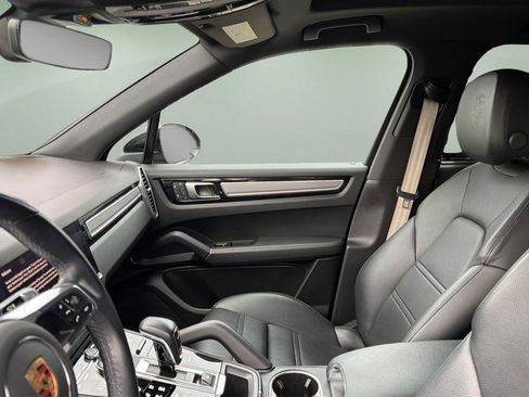 Used 2023 Porsche Cayenne Platinum Edition image 13