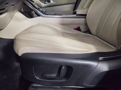 Used 2018 Land Rover Range Rover Velar R-Dynamic SE image 12