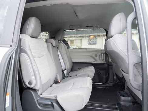Used 2024 Toyota Sienna LE image 32