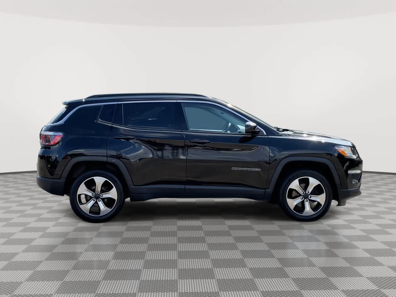 Used 2018 Jeep Compass Latitude w/ Cold Weather Group AWD/4WD image 9