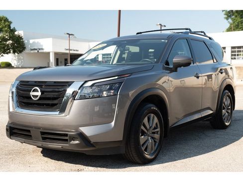 Used 2024 Nissan Pathfinder SV w/ SV Premium Package FWD image 4