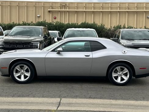 Used 2018 Dodge Challenger SXT image 5