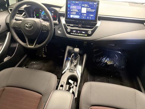 Used 2025 Toyota Corolla SE w/ SE Premium Package image 11