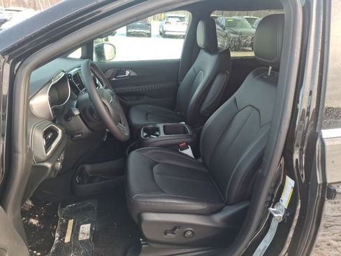 New 2026 Chrysler Pacifica Select image 9